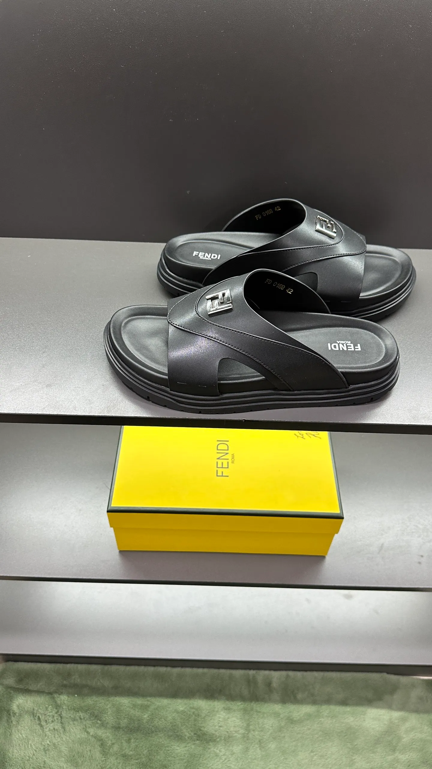 P300 [Fendi Slippers] High-end men's shoes brand, official website 1:1 latest masterpiece: original mold customization, fabrics made of imported original materials, upgraded outsole, lighter and non-slip. The market's top quality, simple yet tasteful, a must-have for fashionistas, fashionable at your feet, full of confidence, the same style at the counter 👍The season of summer slippers is here. Code: 38-45, 46 order